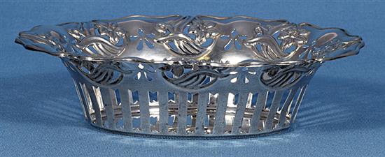 An Edwardian Art Nouveau pierced silver oval dish, by John Round & Son Ltd, length 190mm, weight 3.9oz/122grms.